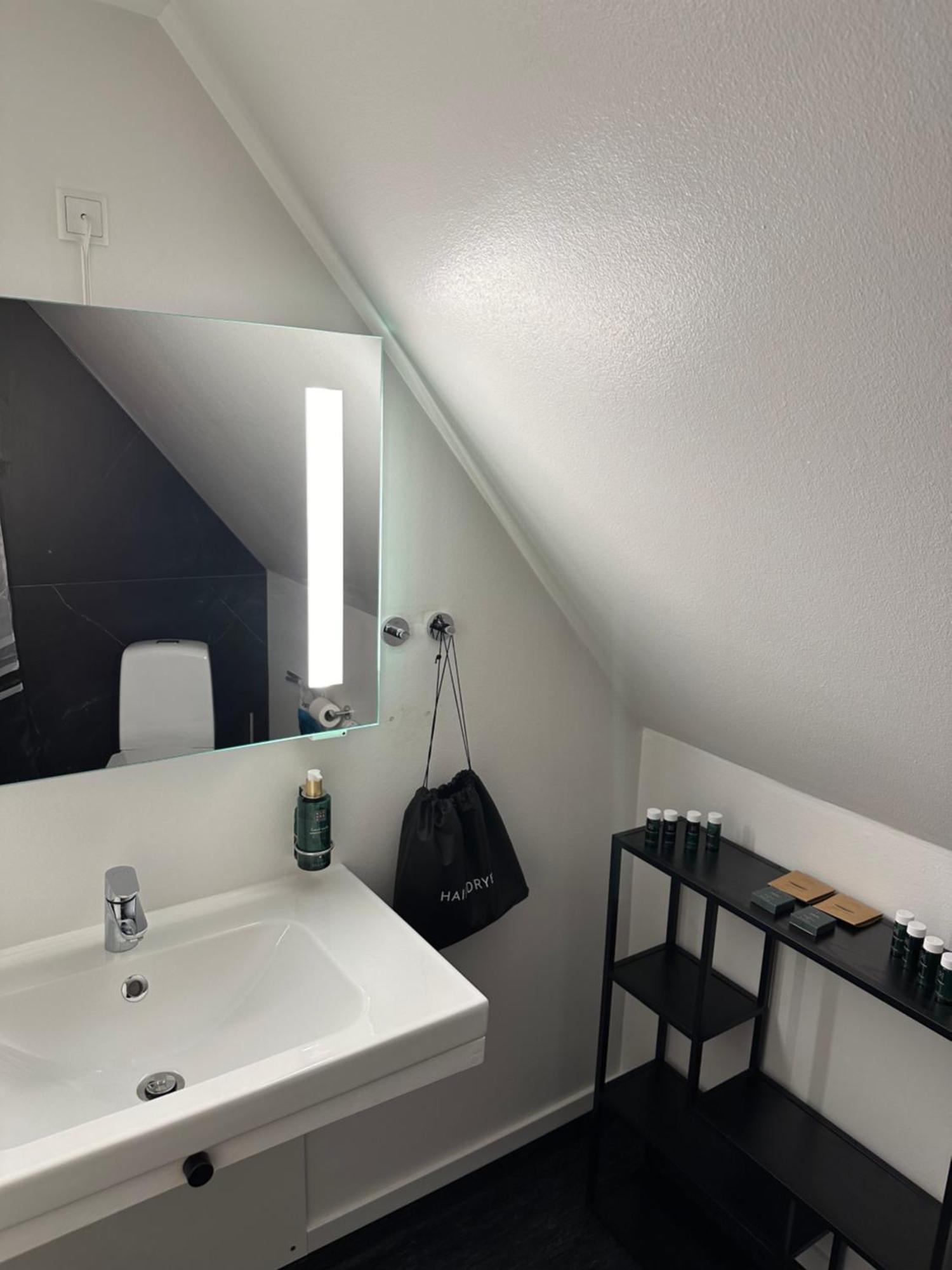 Visionhouse Hotel *
